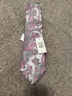 Verse 9 NWT Silk Design Paisley Edition Multi Color Pink/Gray Tie & Hanky Set